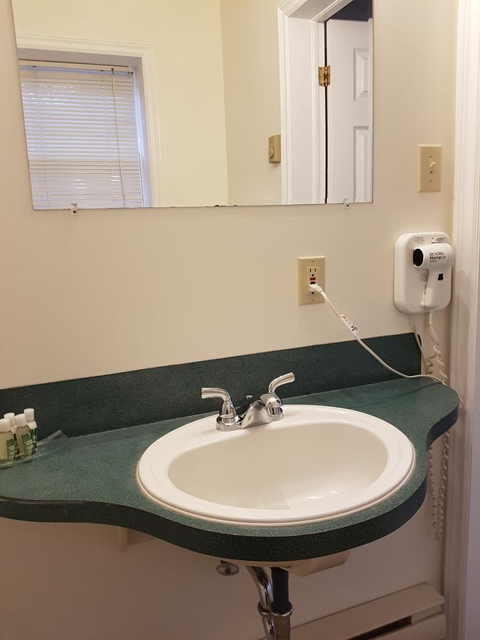 Covered Bridge Inn & Suites Sussex Ngoại thất bức ảnh